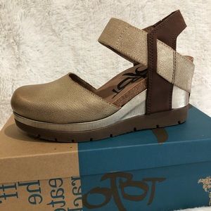 OTBT CARRY ON GOLD WEDGE